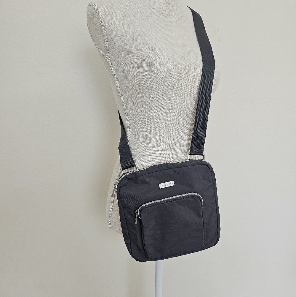 Baggallini Crossbody Gray w/ Hot Pink Interior -  Like New